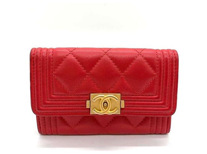 Tarjetero Boy Chanel de piel de cordero rojo Roja