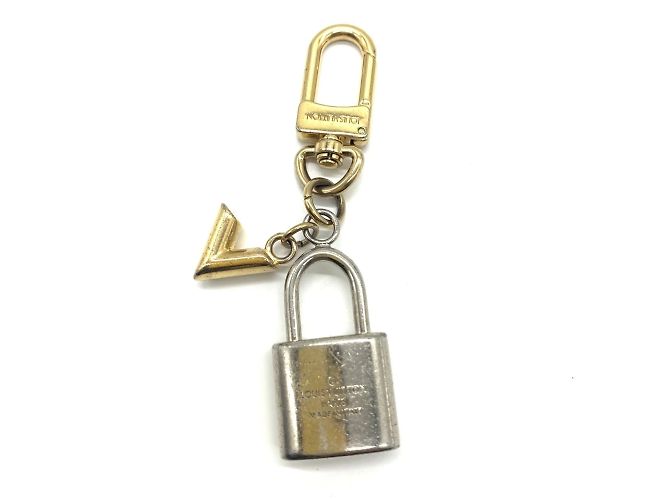 Porte-clés charm en forme de cadenas Kaleido V de Louis Vuitton