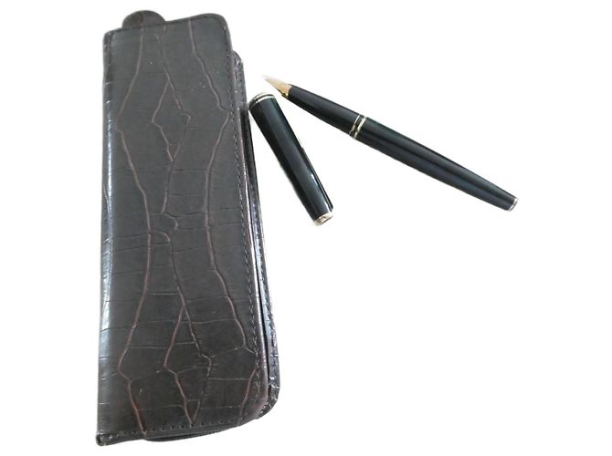 Pluma Montblanc 585 con plumín de oro y estuche de cuero estilo cocodrilo Negro