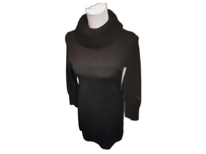 Vestido Saint James de lã preto com gola alta