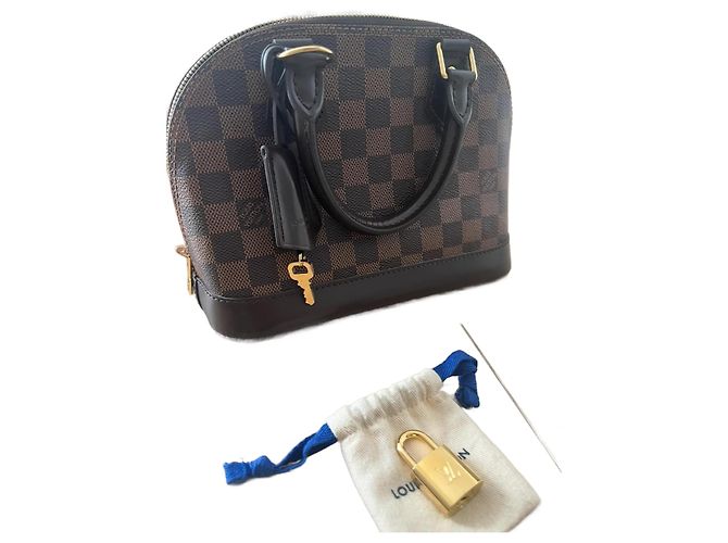 Bolsa de mão Louis Vuitton Alma BB em couro marrom