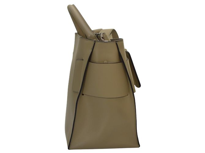 Bolsa de ombro em couro de bezerro BOYY Devon 21 com fivela decorativa. Cinza