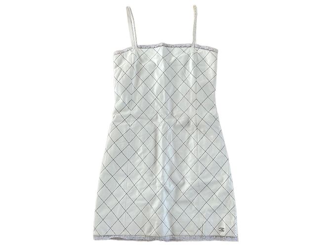 Vestido Chanel de couro branco com bordas de renda Tamanho 36