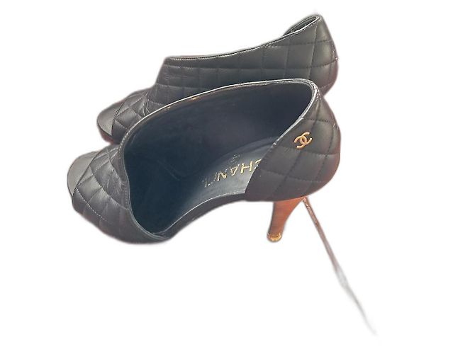 Sapatos Chanel de bico aberto em couro acolchoado preto