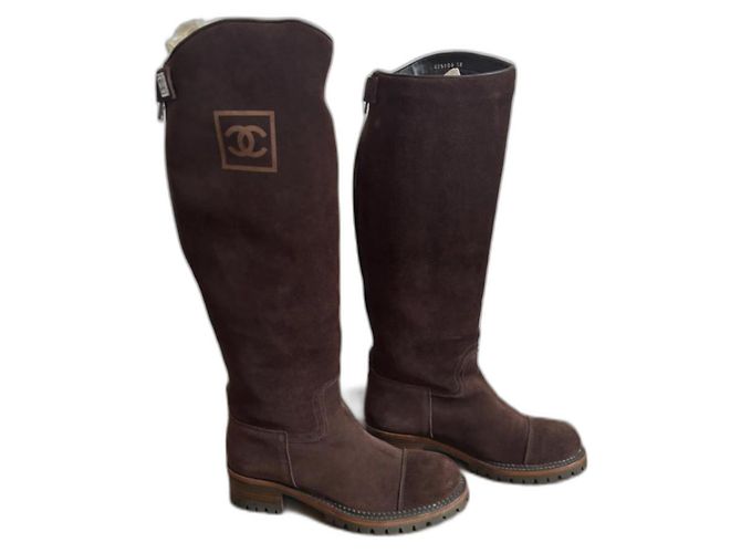 Botas Chanel em couro de bezerro marrom camurça