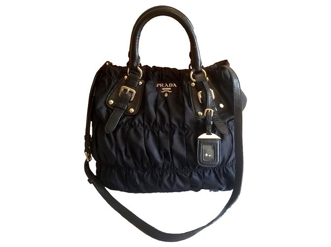 Sac à main Prada en lin noir avec détails dorés