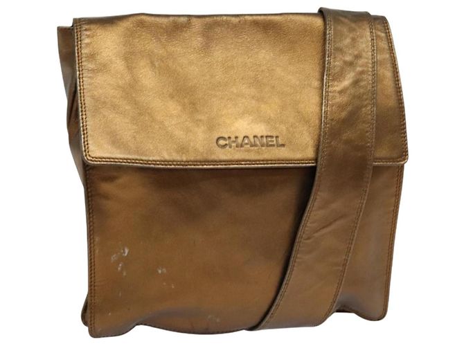 Bolsa de ombro CHANEL em couro marrom com CC dourado Auth bs24975