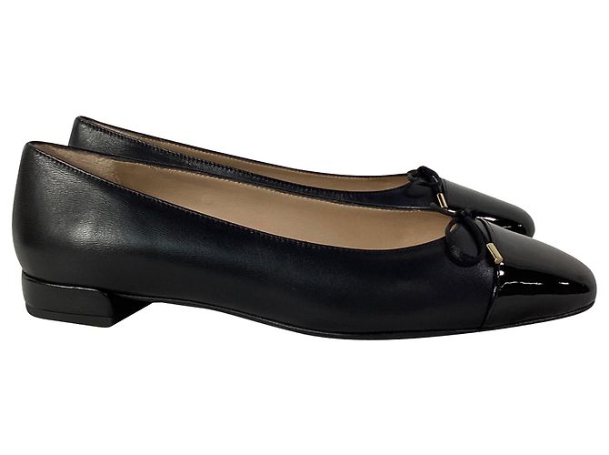 Sapatilhas Sleek com bico arredondado e laço em couro preto da Stuart Weitzman