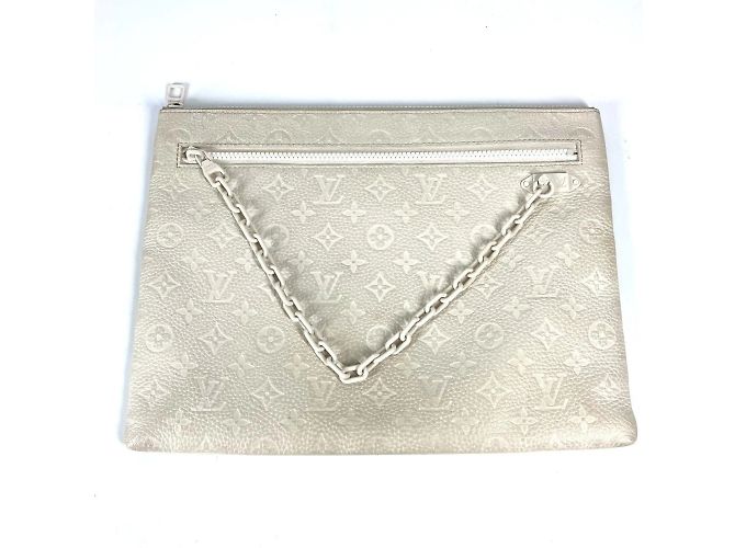 Pochette A4 Monogram Taurillon Louis Vuitton Weiß