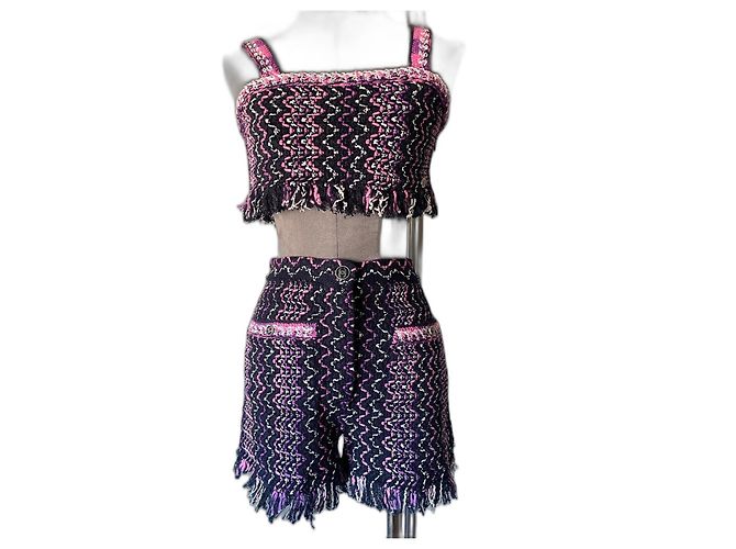 Completo Chanel in tweed con crop top e mini short rosa Multicolore