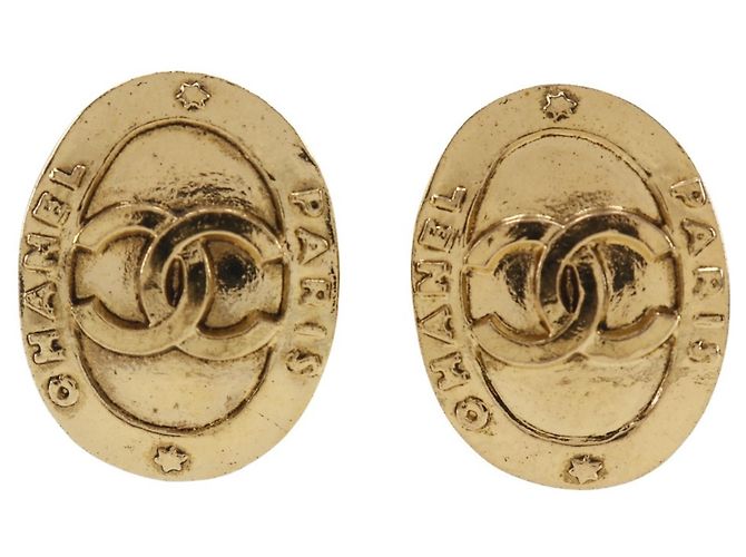 Brincos de clipe em ouro com o logotipo Coco da Chanel Dourado