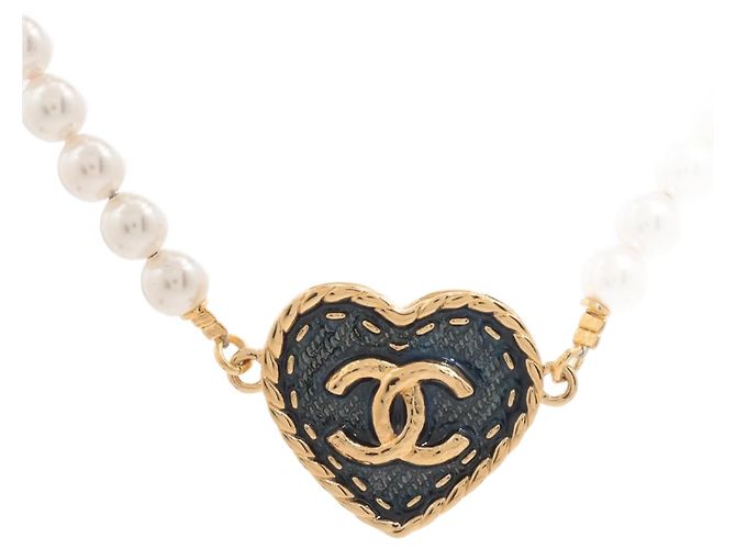 Timeless Chanel Collar de metal CC corazón y perlas doradas Dorado