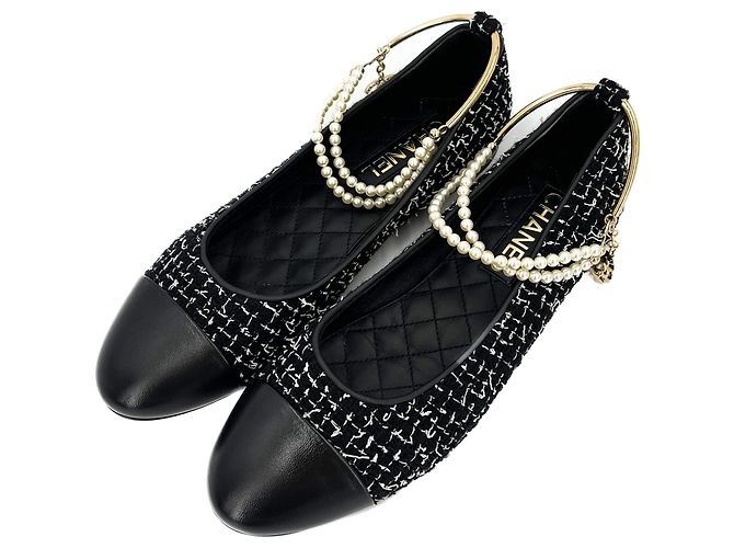 Timeless Chanel Sapatos de tweed com bico arredondado e aba de balé preto e branco