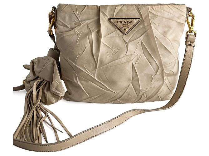 Re-Edition Prada Bandolera de nylon Econyl reeditada beige desierto