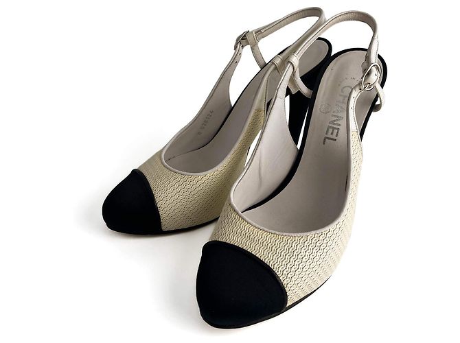 Timeless Chanel Décolleté in pelle con punta a cappuccio 40 C beige e nero Multicolore