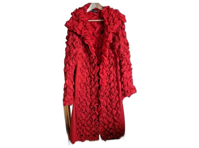 Abrigo largo origami Issey Miyake Roja