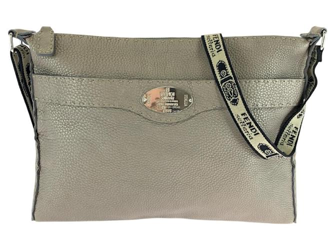 Sac à épaule en cuir Selleria de Fendi Marron Beige  ref.2239658