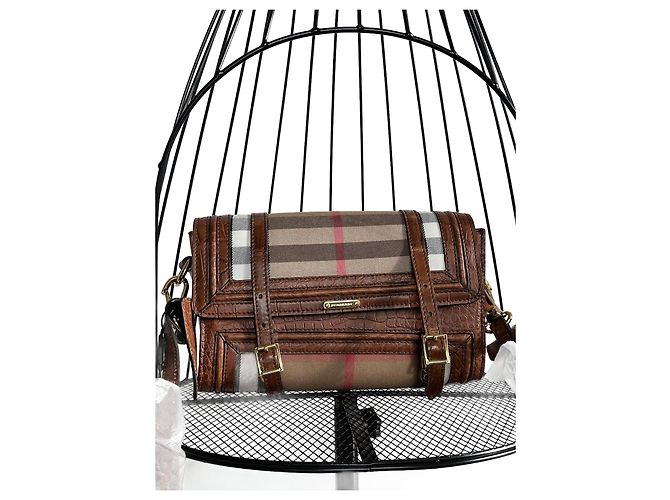 Nova bolsa Burberry Bridle Doyle com etiqueta de couro crocodilo cognac