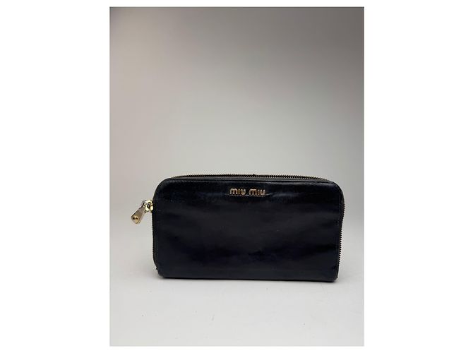 Portafoglio in pelle verniciata Miu Miu vintage nero con borchie e difetto nella zip