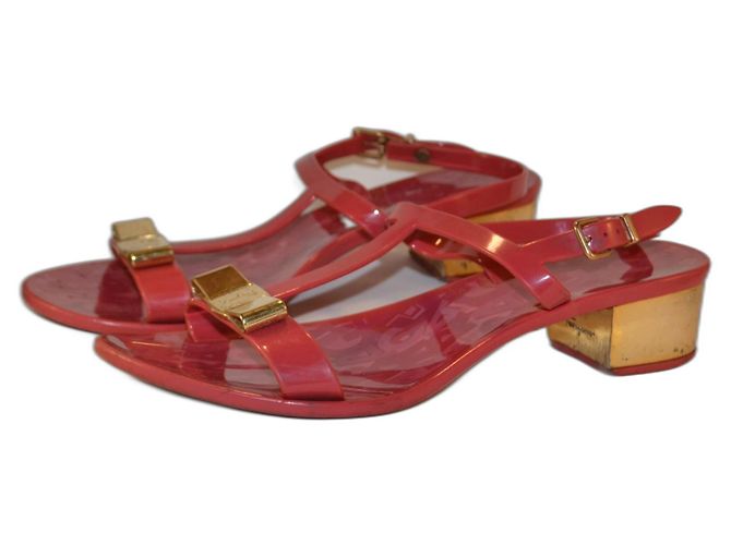 Sandali Salvatore Ferragamo in gomma rosa