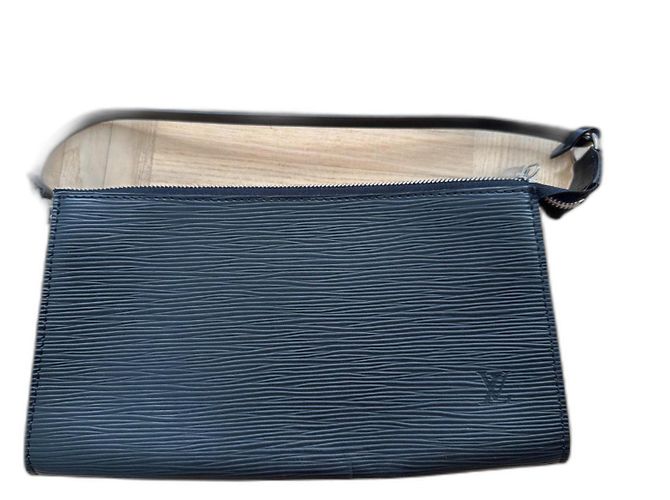 Louis Vuitton Clutch aus schwarzem Leder
