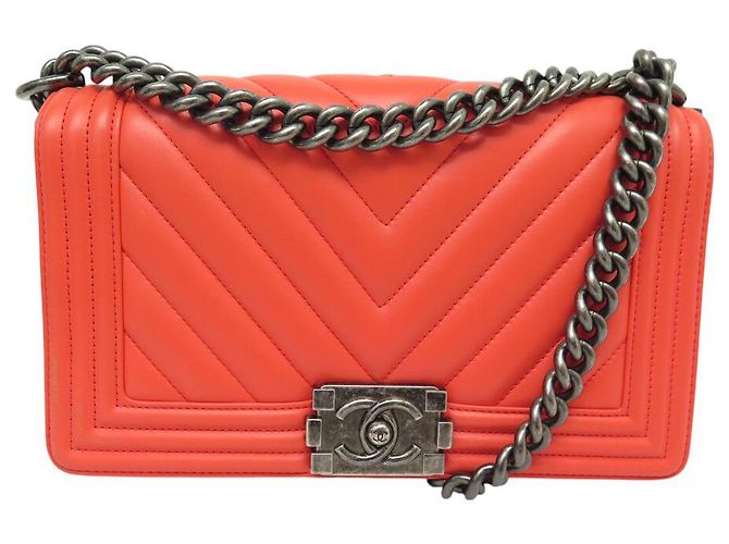 Le Boy BOLSA CHANEL BOY MÉDIA EM COURO CHEVRON CORAL COM ALÇA Rosa