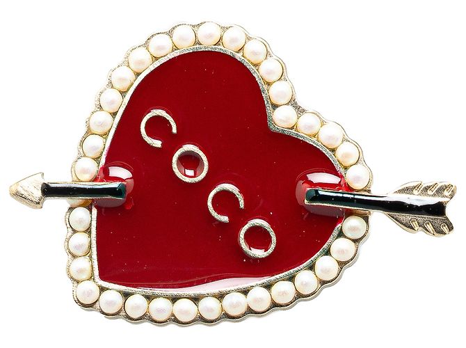 Broche de pérola falsa em esmalte dourado vermelho da Chanel com coração e flecha Coco
