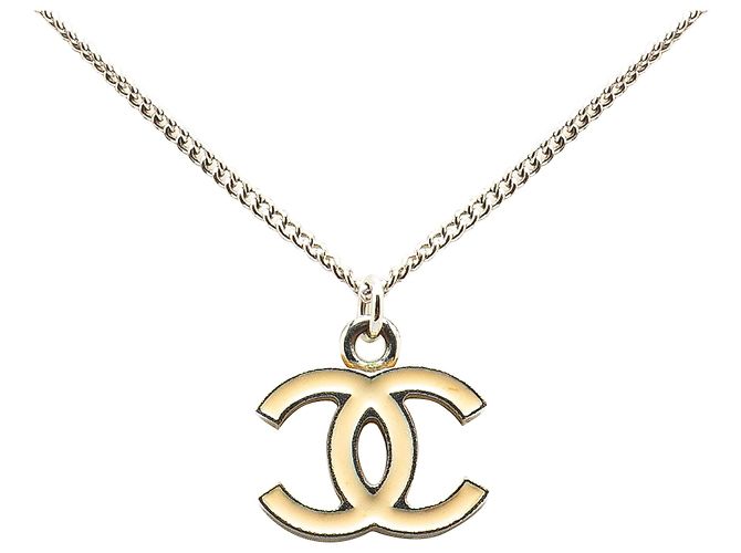 Colar pendente em esmalte CC prateado da Chanel Prata