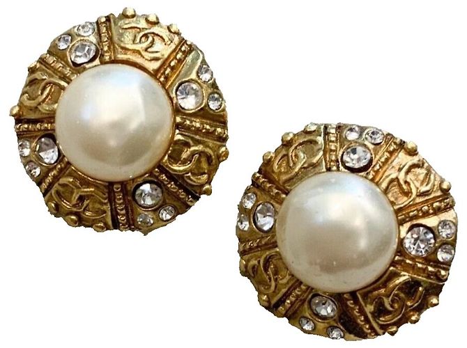 Brincos Chanel CC de clip com pérolas e strass dourados Gold hardware