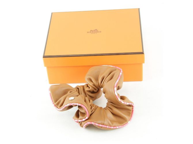 Scrunchie de couro Claudia da Hermès Marrom