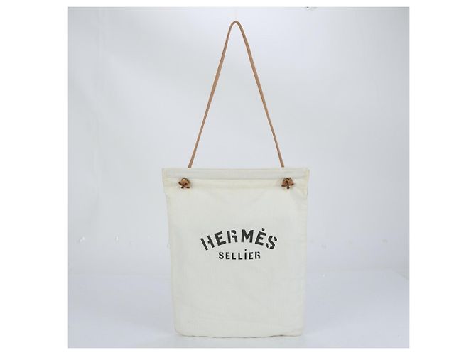 Bolsa de ombro em couro Chevron Aline GM da Hermès Branco