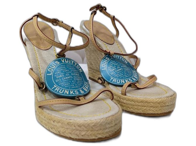 Louis Vuitton Sandálias de plataforma Bege Couro