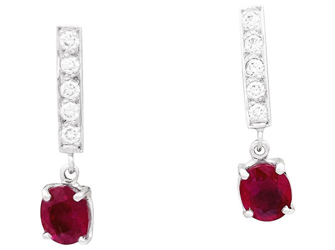 Autre Marque Pendants d'oreilles or blanc, diamants et rubis.