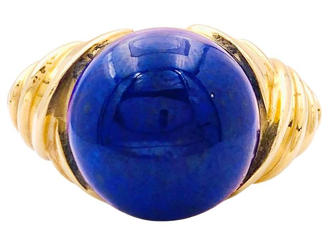 Autre Marque Ring aus Gelbgold mit Lapislazuli-Cabochon.
