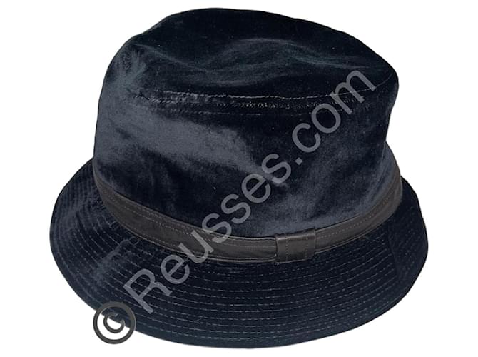 Sombrero Hermès de Terciopelo Negro y Banda de Cuero 