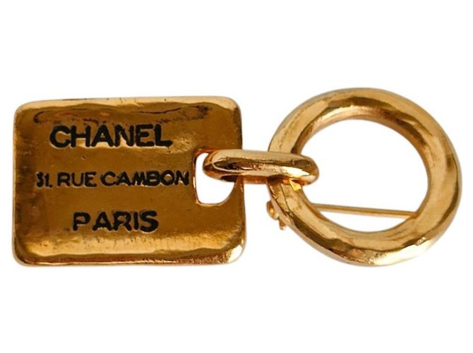 Broche Placa Logo Cambon de Chanel Dorado