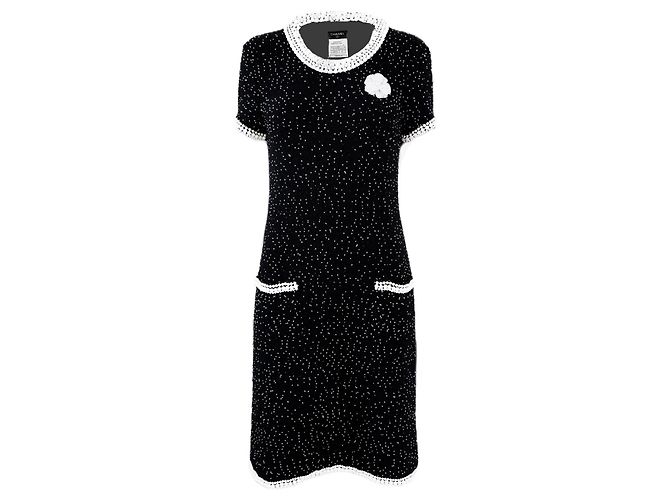 CHANEL Schwarzes Couture-Perlenkleid mit Kameliabrosche 40 FR