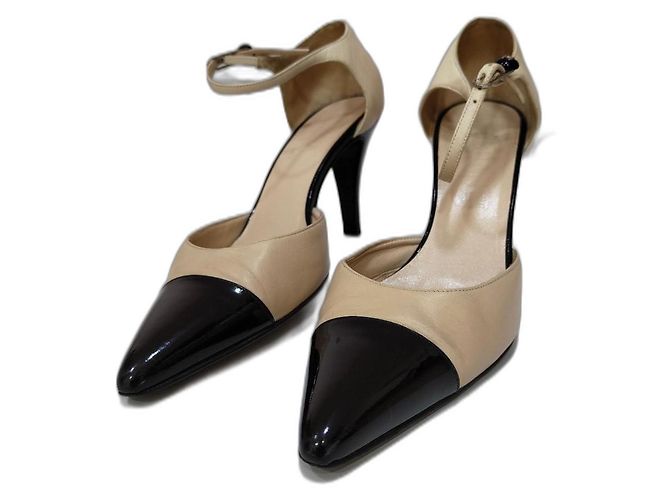 Escarpins bicolores Chanel en cuir beige et noir à bride