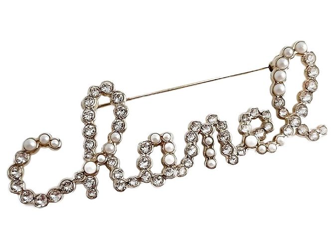 Timeless Chanel Broche de metal e pérolas falsas em cristal dourado