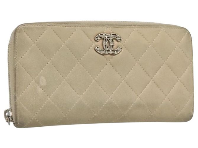 CHANEL Cartera Larga Matelassé Suede Beige Plata CC Auth 130516