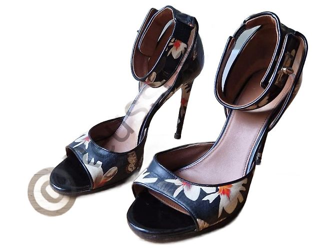 Sapatos Givenchy para mulher em bom estado