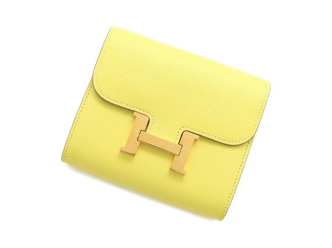 Billetera Compacta Constance de Hermès en Lima Dorado