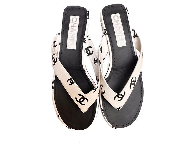 Chanel Logo Sandalen 38,5 Weiß