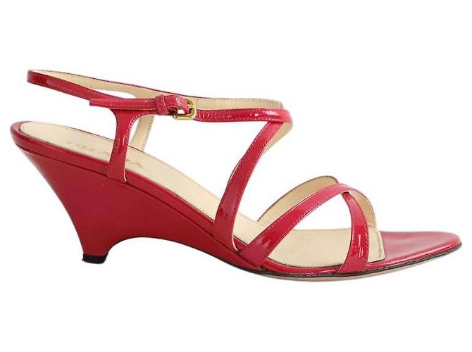 Prada Tacones de charol Rosa