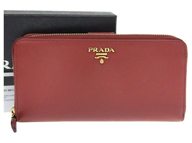 Cartera de cuero Prada con cremallera roja