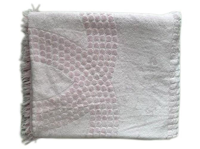 Toalla de baño Chanel rosa de algodón con logo CC