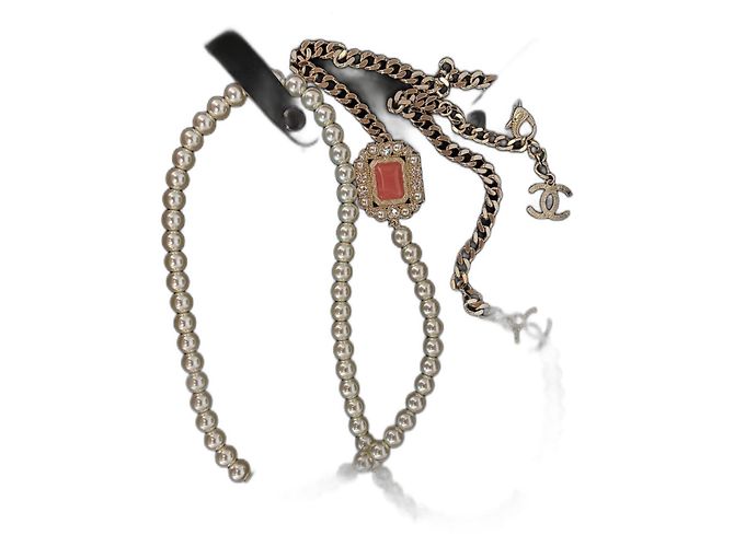 Colar longo Chanel com pérolas e placa de vidro coral Prata
