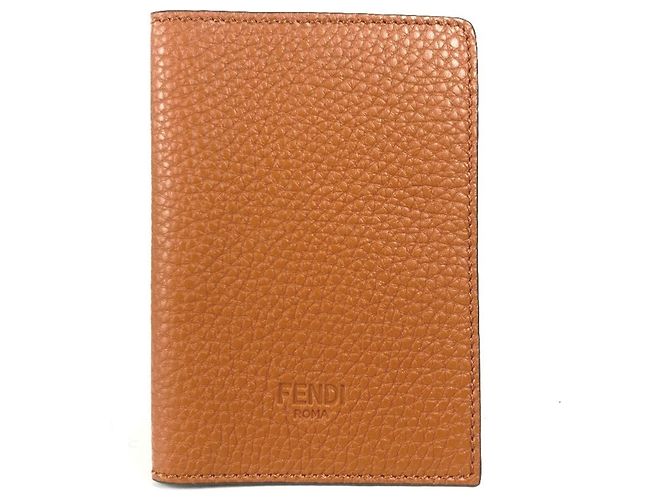 Capa de passaporte de couro marrom Fendi