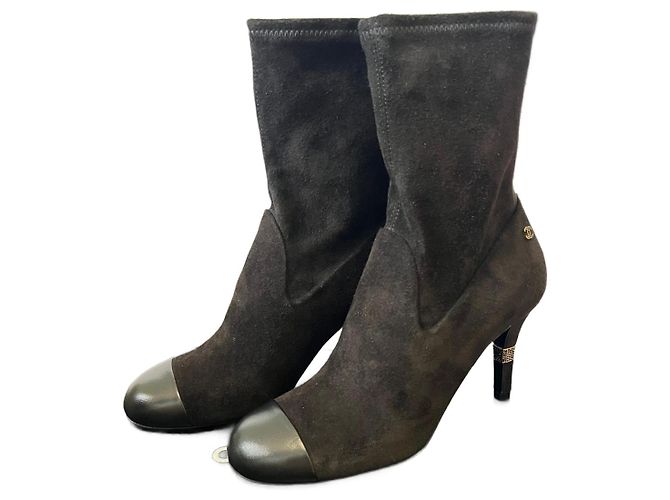 Bottines Chanel en daim noir