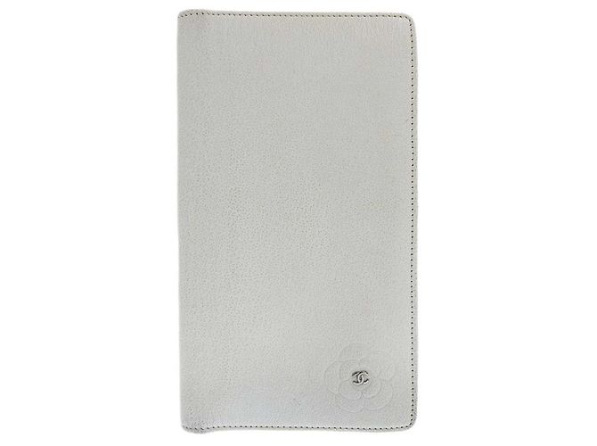 Carteira bifold de couro Camélia Chanel marfim Branco Cru